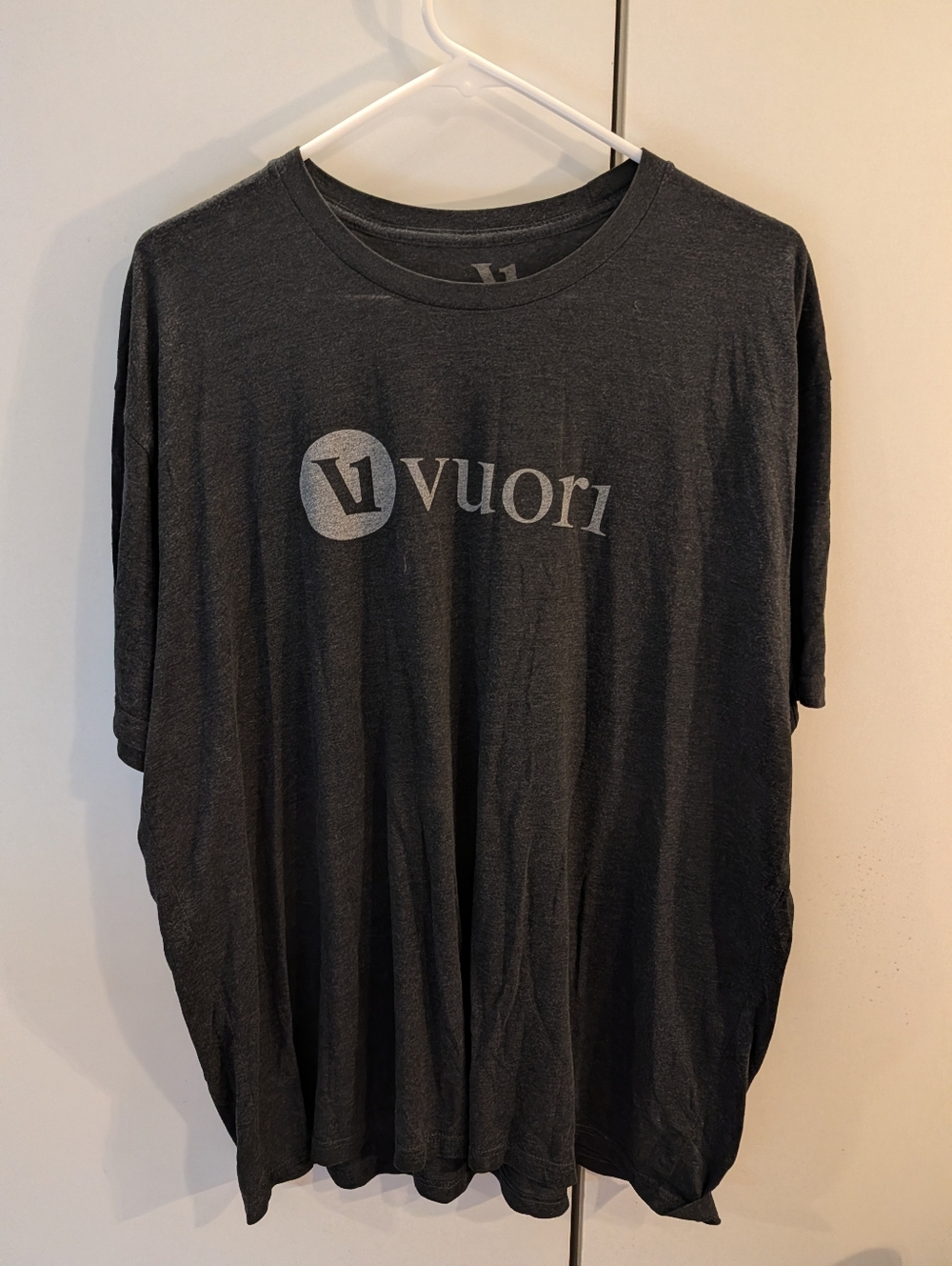 Vuori Dark Charcoal Mens XXL  Short Sleeve Logo Tee